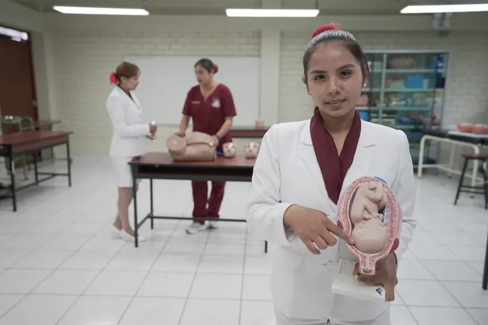 Profesional de obstetricia en atención